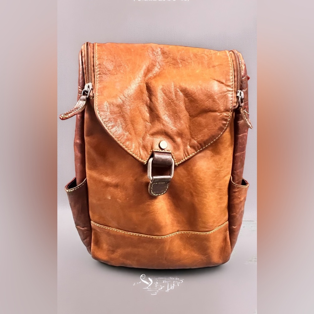 Brown Leather women’s shoulder and backpack with zipper and magnet closure.